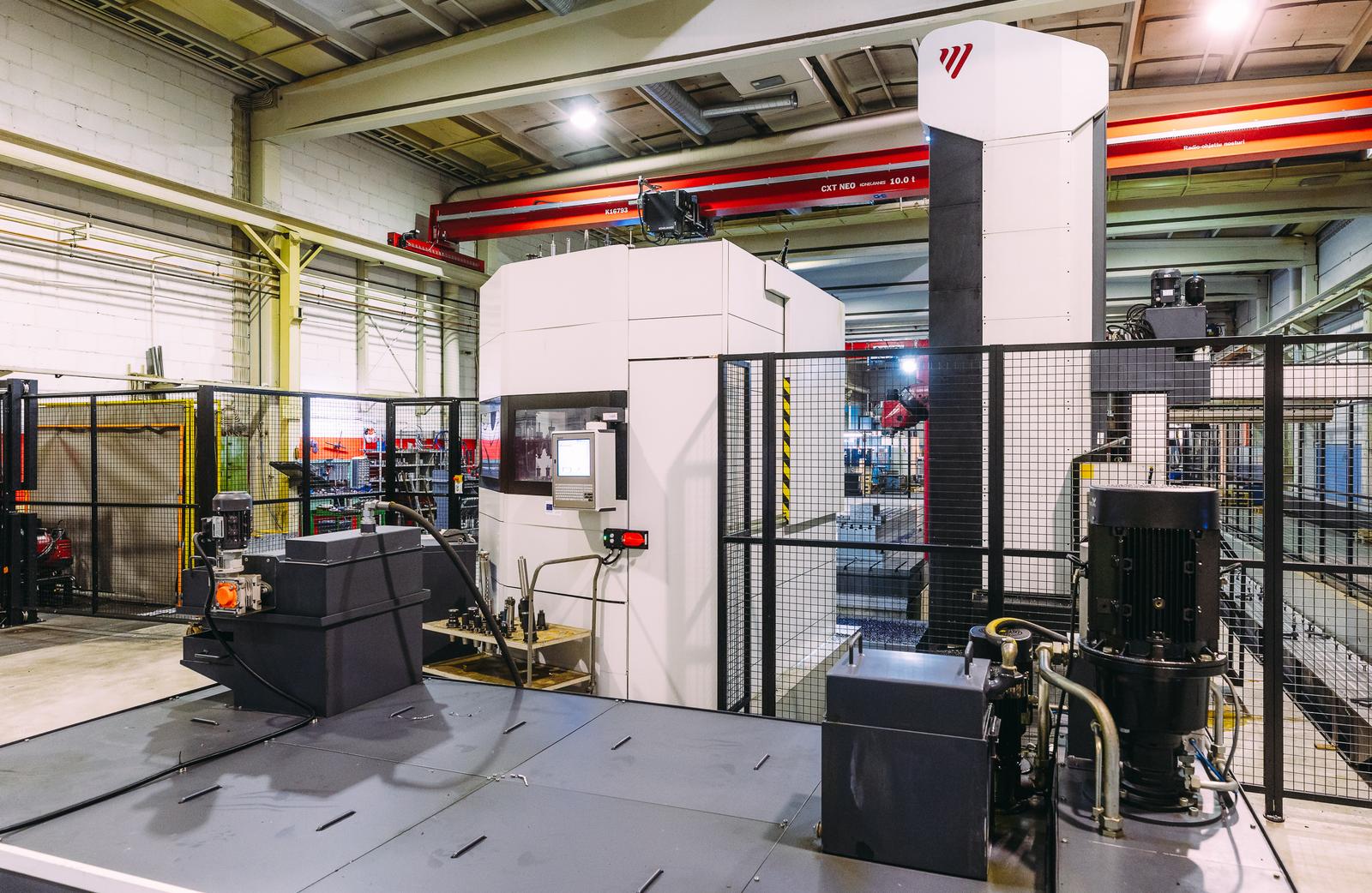 Teollinen CNC-työstökeskus modernissa metallipajassa. Suuret työskentelytilat ja tarkkuuskoneistus mahdollistavat monipuolisen metallin työstön ja komponenttien valmistuksen.