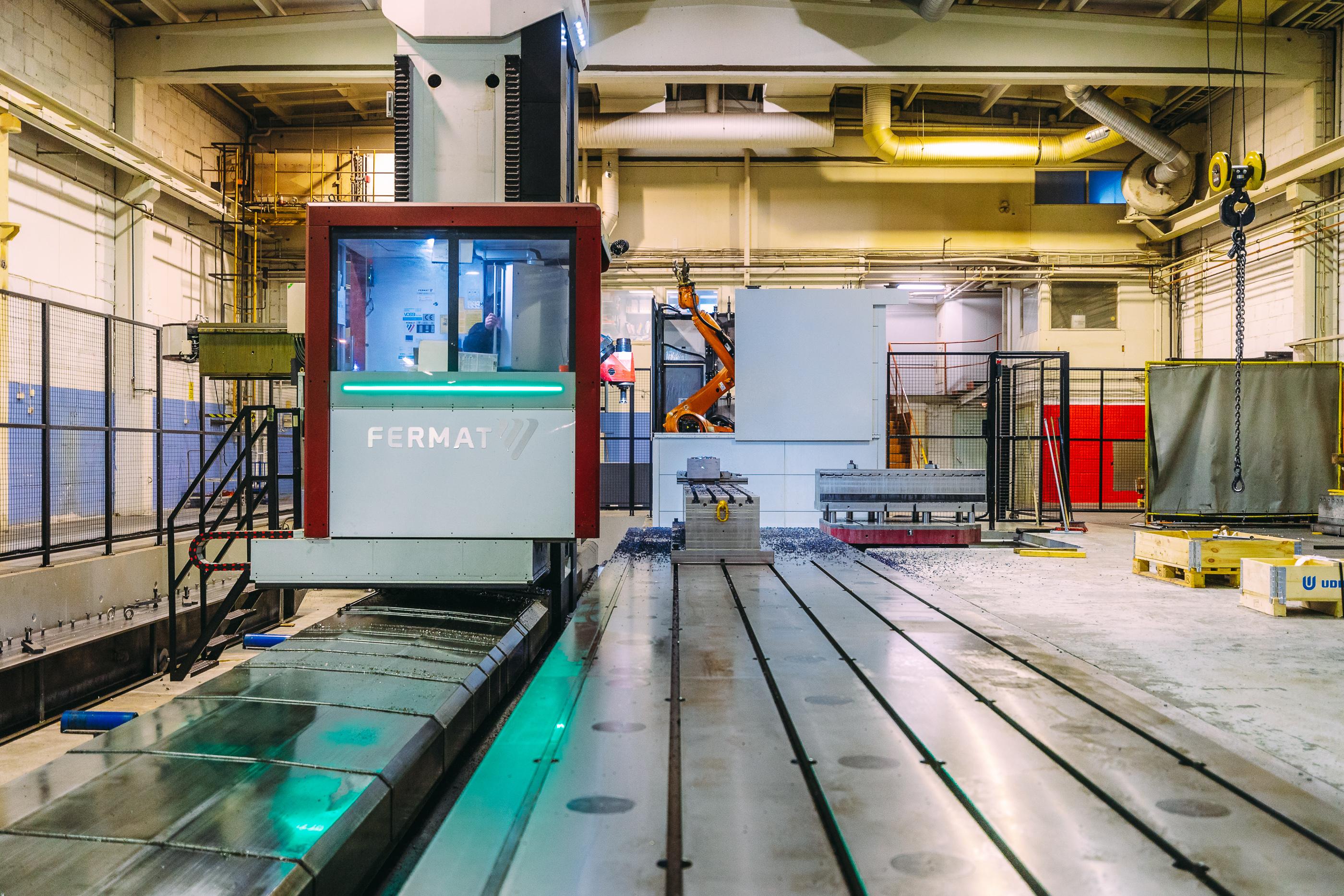 Teollinen CNC-koneistuskeskus työympäristössään. Suurnopeusaarpora ja pitkät kiskot mahdollistavat tarkkuustyöstön suurille metallikappaleille.