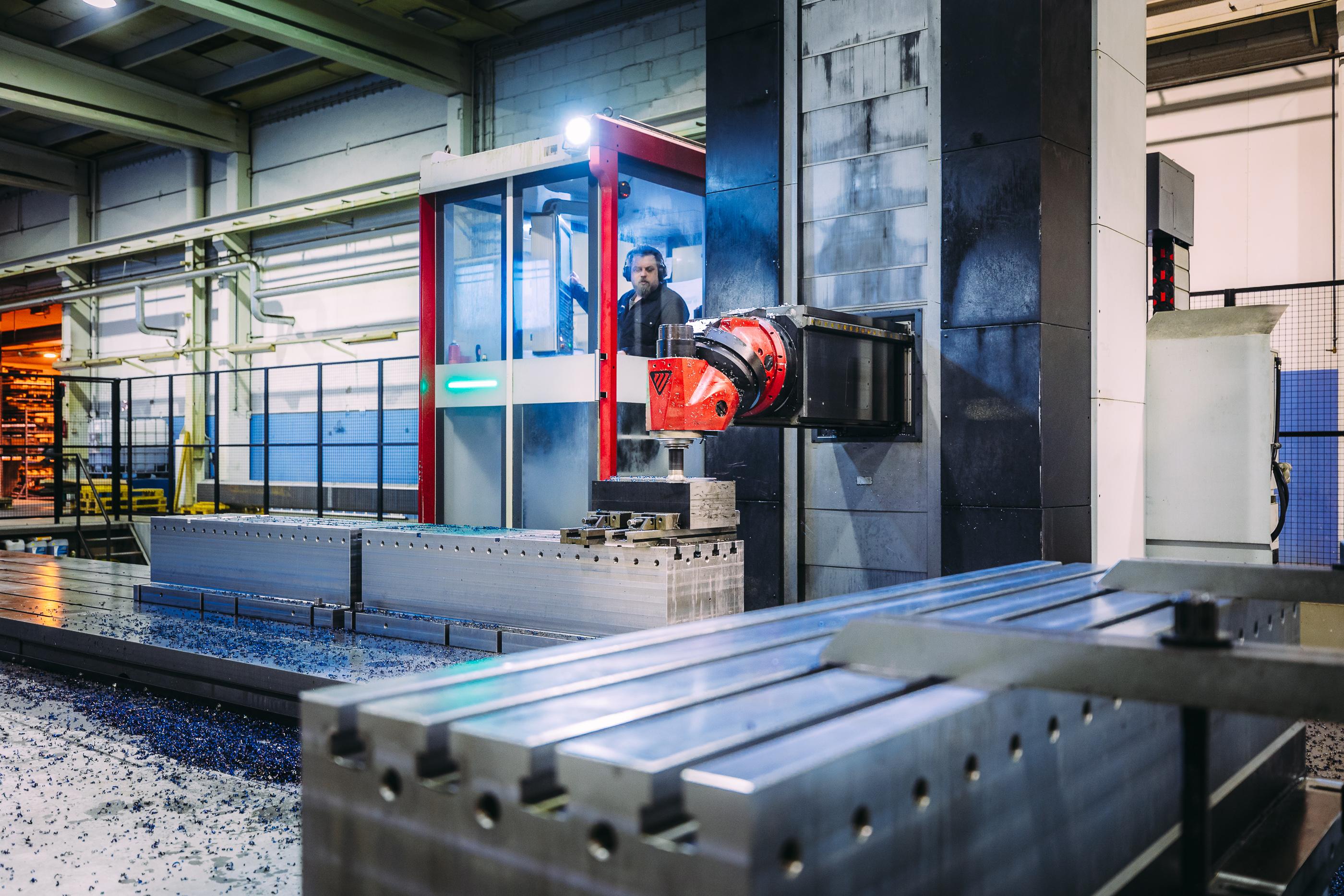 Suurnopeus-CNC-koneistus metalliteollisuudessa &ndash; tarkkuusjyrsint&auml;&auml; ja suurten metallikappaleiden ty&ouml;st&ouml;&auml; modernilla koneistuskeskuksella.