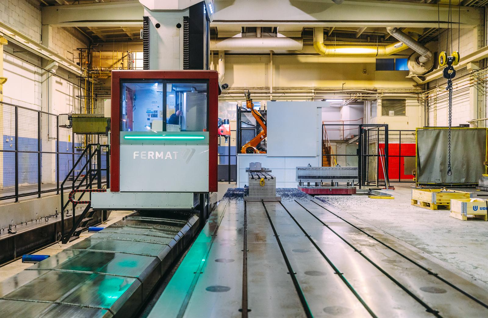 Teollinen CNC-koneistuskeskus ty&ouml;ymp&auml;rist&ouml;ss&auml;&auml;n. Suurnopeusaarpora ja pitk&auml;t kiskot mahdollistavat tarkkuusty&ouml;st&ouml;n suurille metallikappaleille.