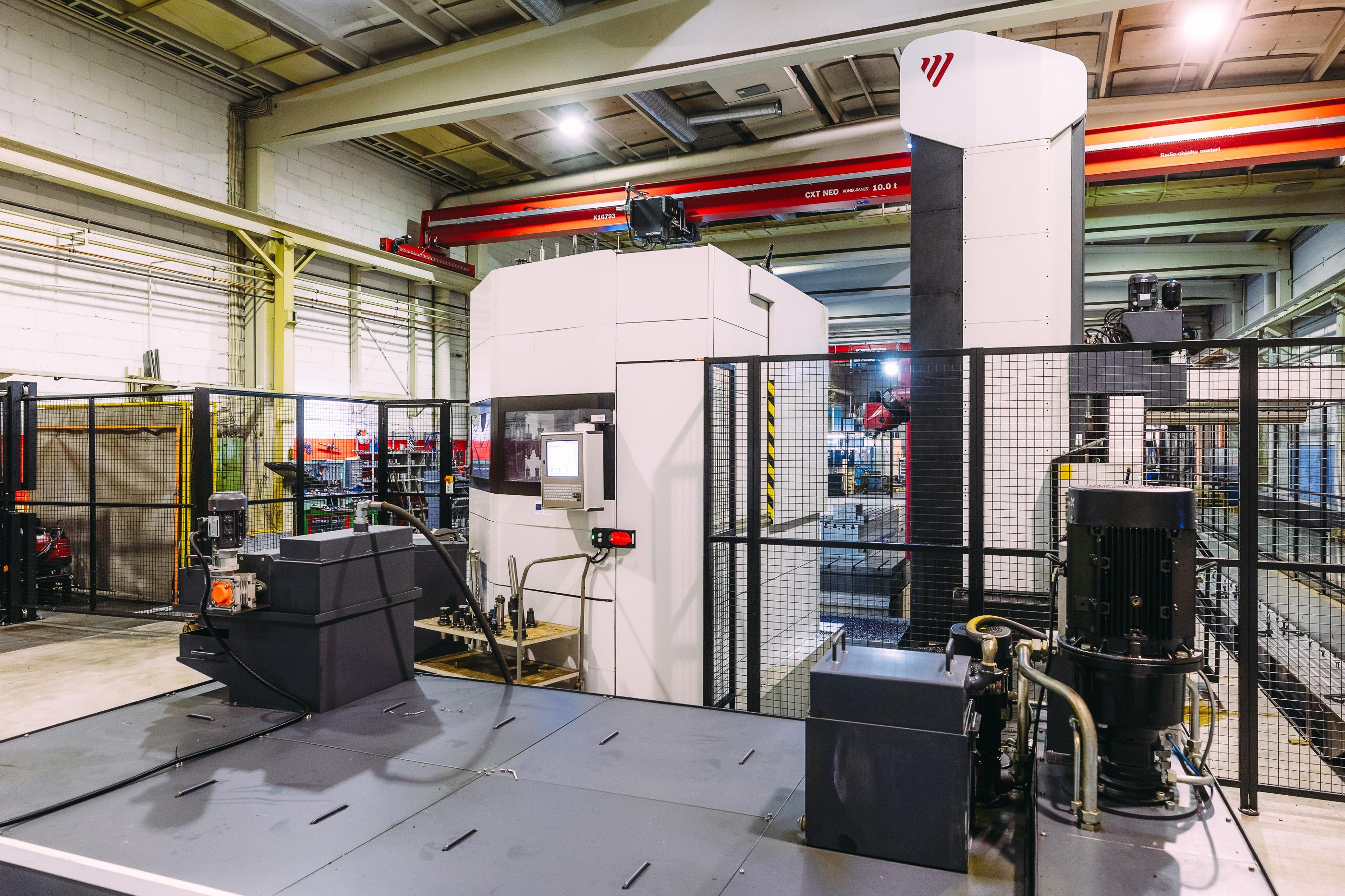 Teollinen CNC-ty&ouml;st&ouml;keskus modernissa metallipajassa. Suuret ty&ouml;skentelytilat ja tarkkuuskoneistus mahdollistavat monipuolisen metallin ty&ouml;st&ouml;n ja komponenttien valmistuksen.