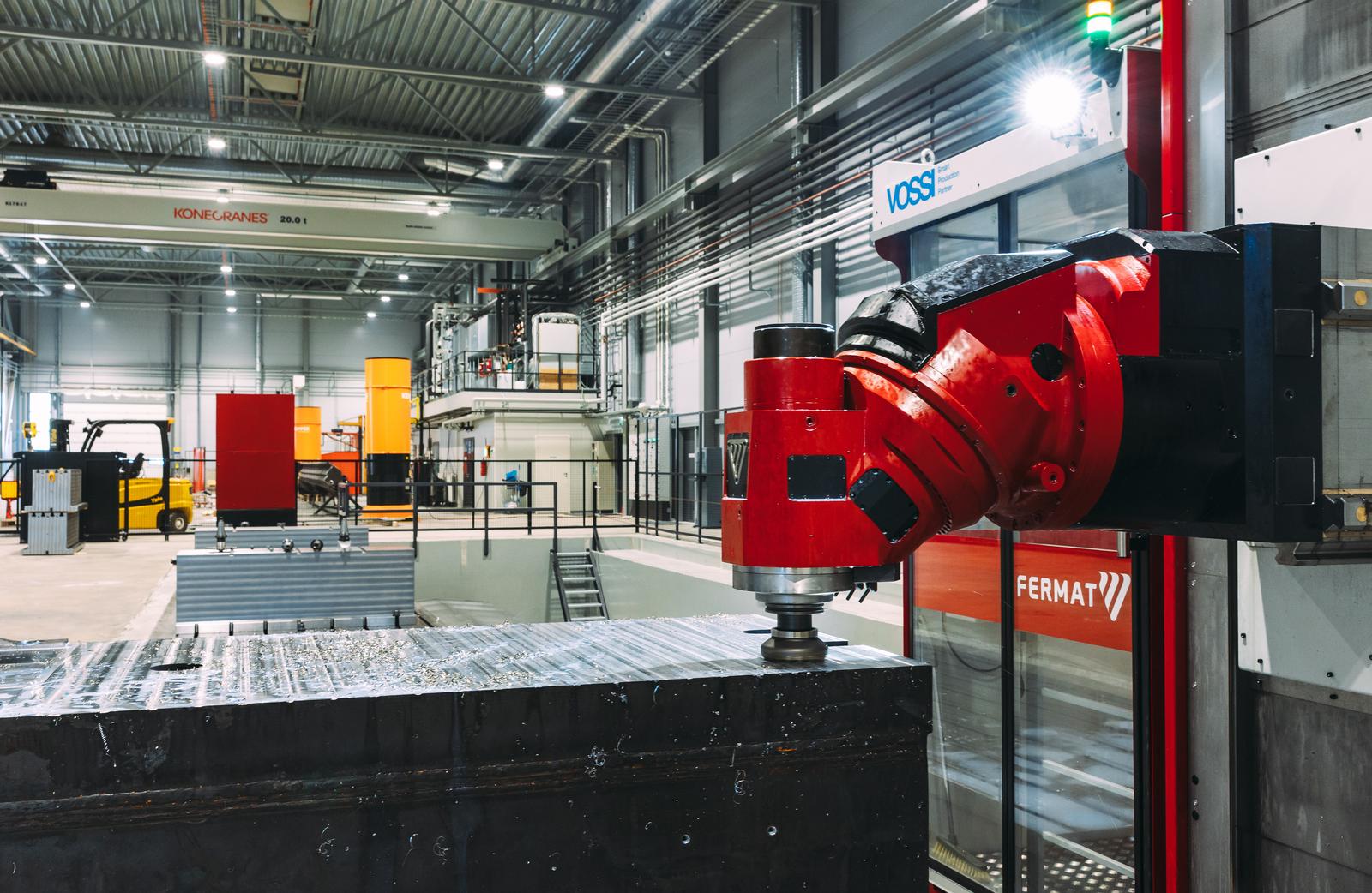 Teollinen CNC-koneistuskeskus työympäristössään. Suurnopeusaarpora ja pitkät kiskot mahdollistavat tarkkuustyöstön suurille metallikappaleille.